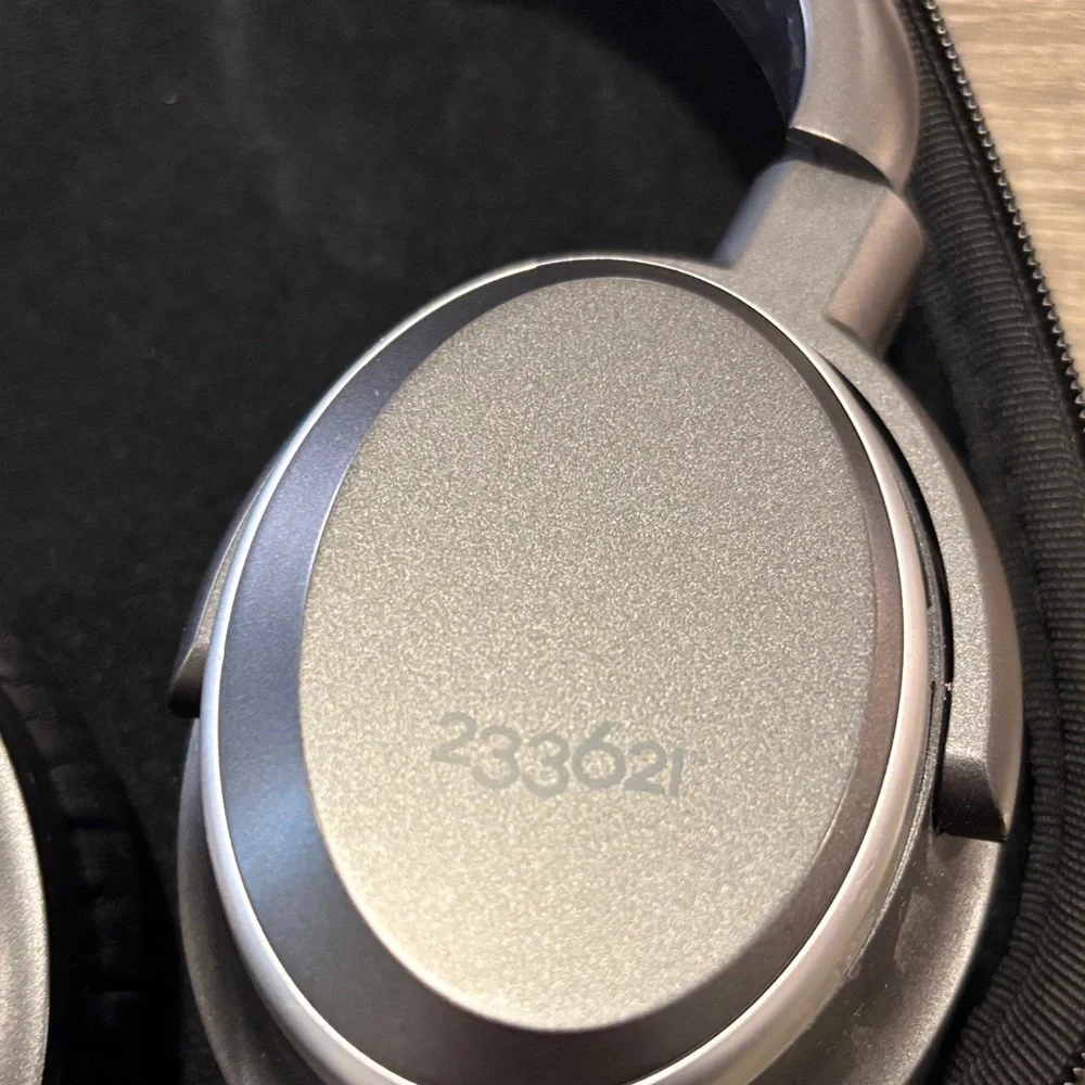 233621 Silver Wireless Headphones with Case - Picture 2 of 5